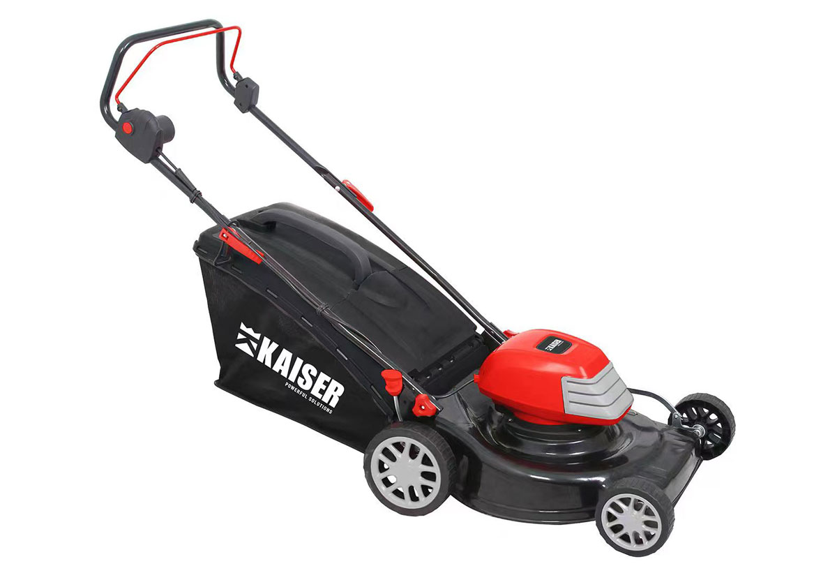 Απεικονίζεται η χλοοκοπτική μηχανή